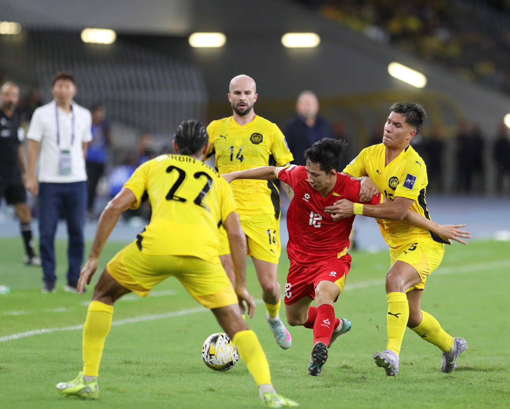 Nội bộ bóng đá Malaysia rối loạn khi 'tứ bề thọ địch'- Ảnh 1. Nội bộ bóng đá Malaysia rối loạn khi 'tứ bề thọ địch'- Ảnh 1.