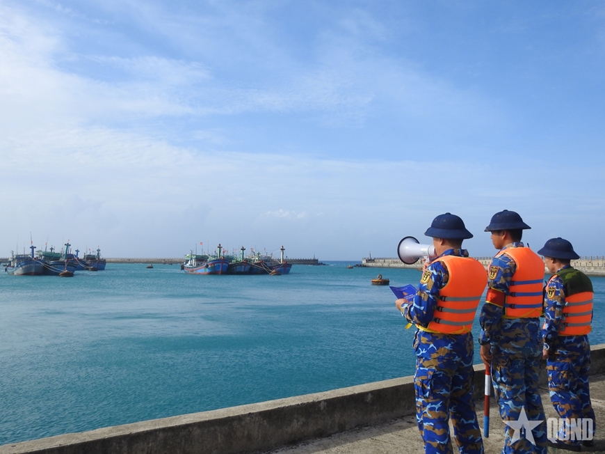 Đặc khu Trường Sa triển khai đồng bộ các phương án phòng, chống bão số 15 (Koto) - Ảnh 2.