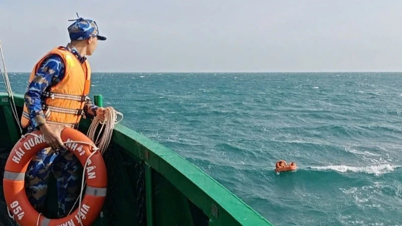 Vùng 5 Hải quân kịp thời cứu vớt hai thuyền viên gặp nạn trên biển