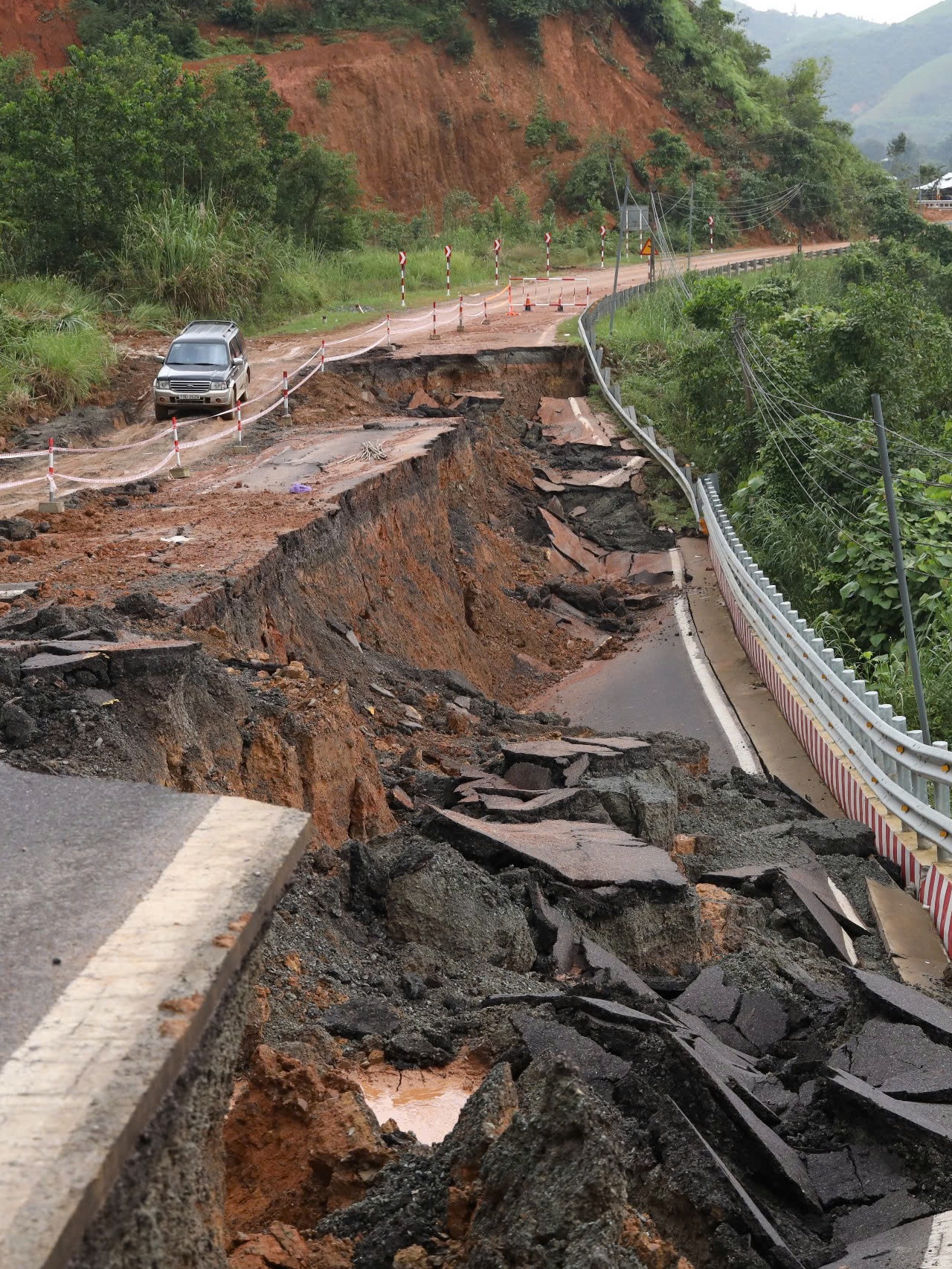 Đèo Khánh Lê sạt lở nặng, nhiều điểm phải nổ mìn khắc phục