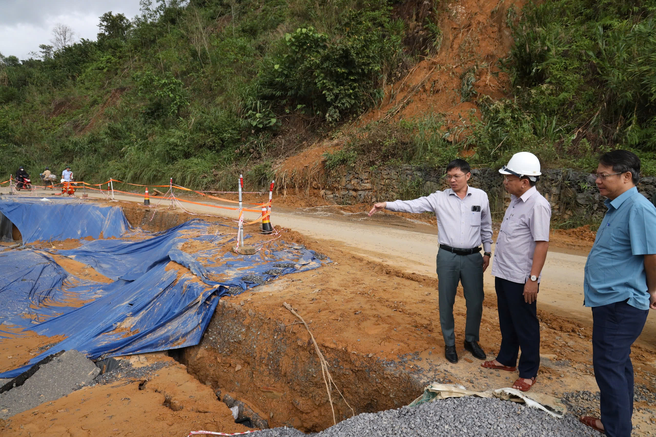 Đèo Khánh Lê sạt lở nặng, nhiều điểm phải nổ mìn khắc phục - Ảnh 1.