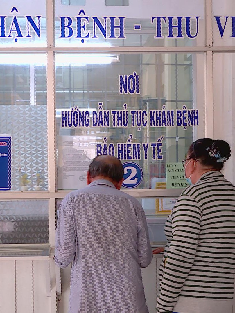 TP. Hồ Chí Minh triển khai chính sách cấp thẻ BHYT miễn phí cho người từ 65 đến dưới 75 tuổi