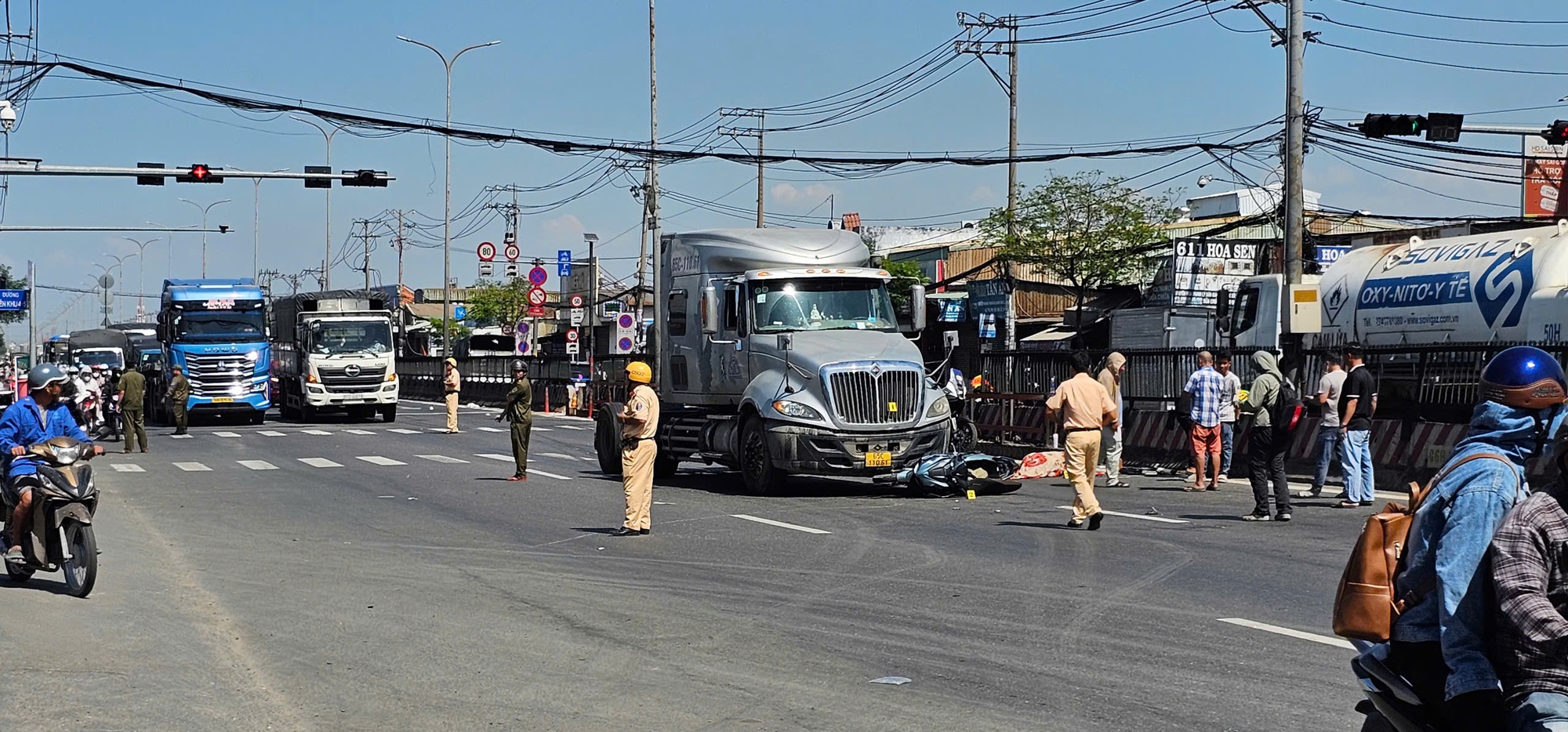 Xe đầu kéo cuốn xe máy vào gầm tại giao lộ ở phường Bình Tân- Ảnh 2.