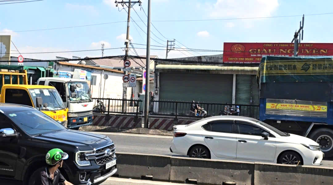 Xe đầu kéo cuốn xe máy vào gầm tại giao lộ ở phường Bình Tân- Ảnh 3.