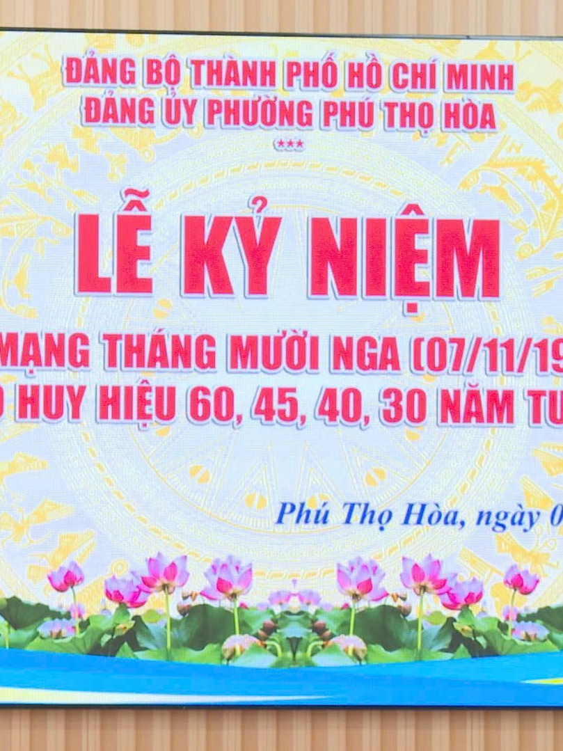 Phường Phú Thọ Hòa trao Huy hiệu Đảng, kỷ niệm 108 năm Cách mạng Tháng Mười Nga