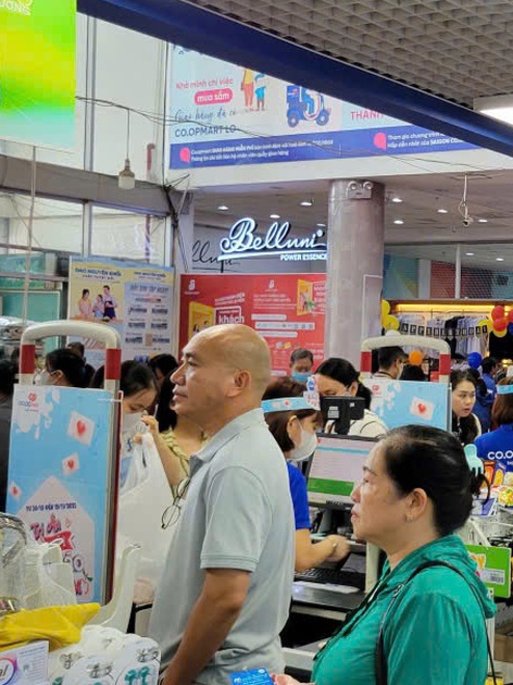 Gia Lai: Siêu thị kín người mua thực phẩm dự trữ trước bão số 13 Kalmaegi