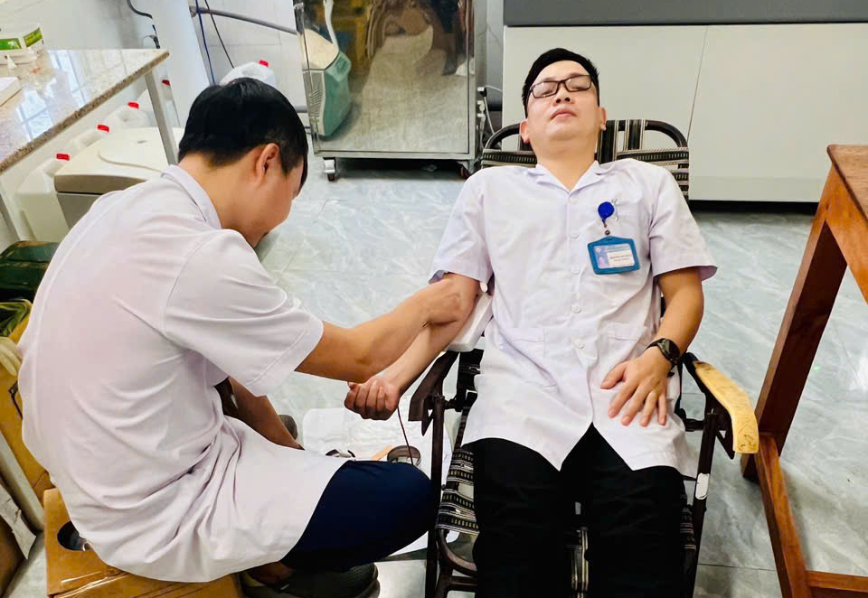 Nhân viên y tế hiến máu cứu thai phụ vỡ thai ngoài tử cung nguy kịch giữa đỉnh lũ - Ảnh 1.