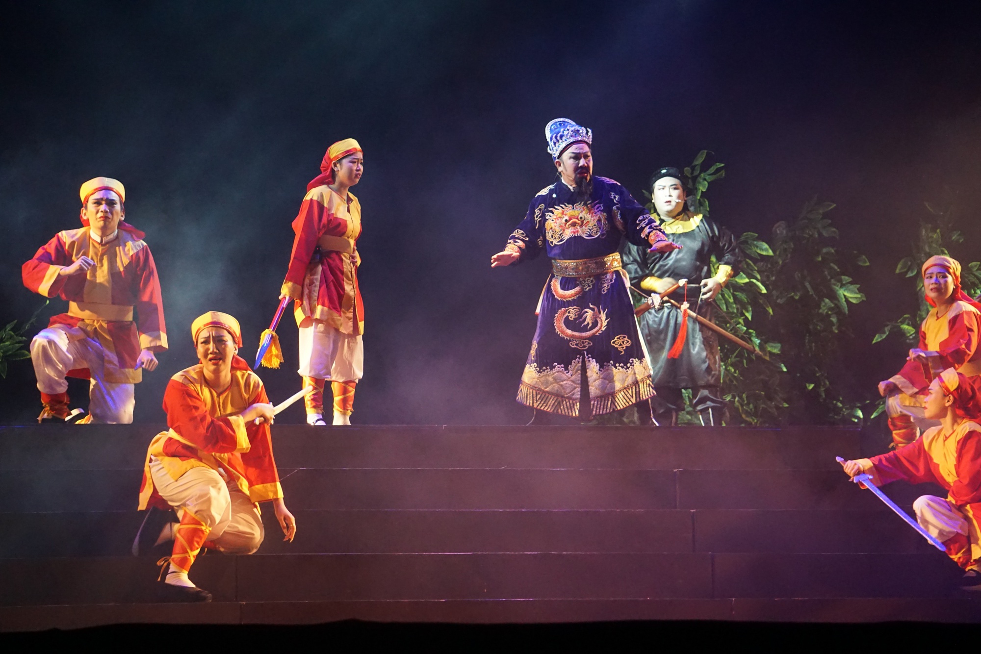 Xem vở hát bội mới "Hiền thần" tại cổng chợ Bình Tây- Ảnh 2. Xem vở hát bội mới "Hiền thần" tại cổng chợ Bình Tây- Ảnh 2.