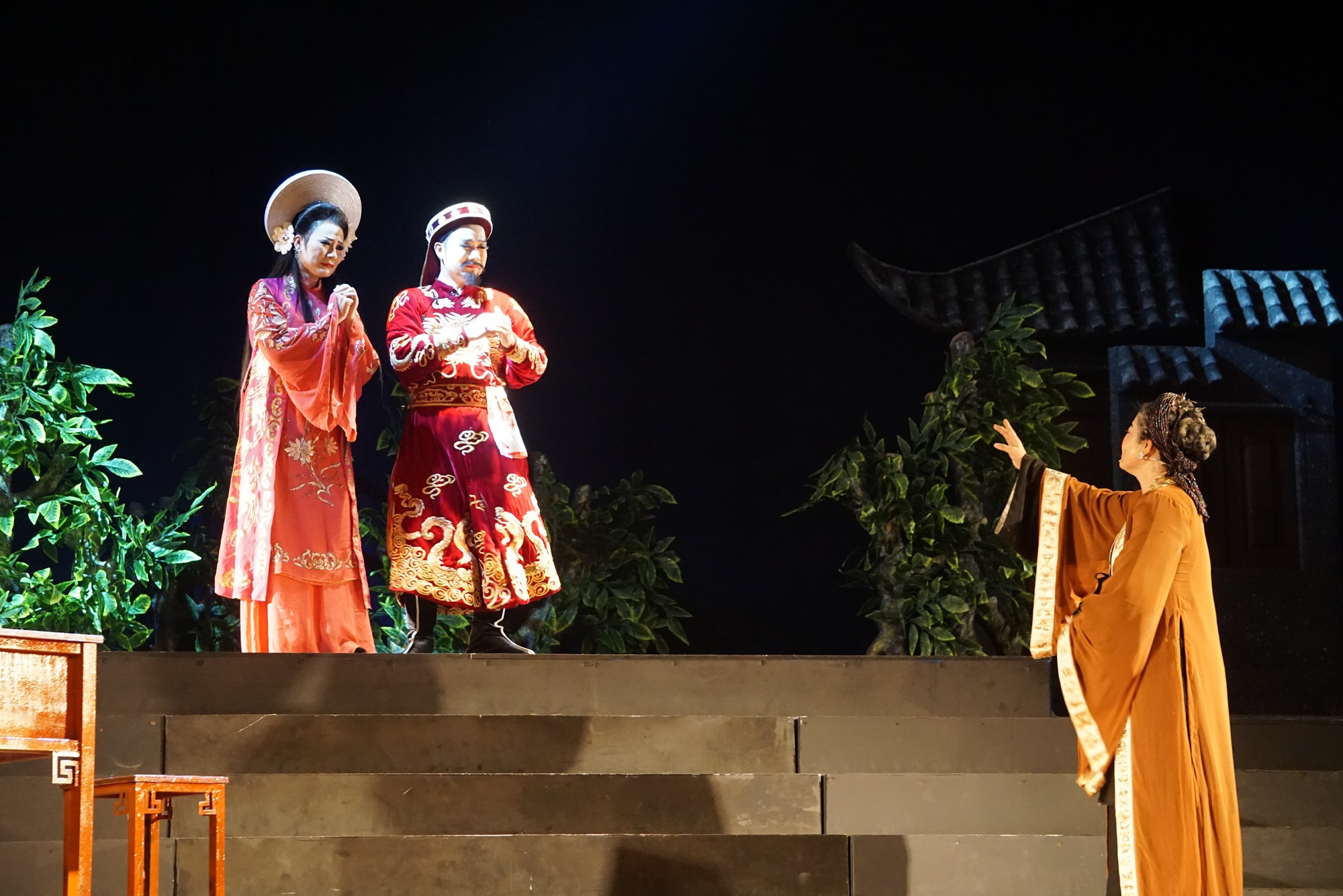 Xem vở hát bội mới "Hiền thần" tại cổng chợ Bình Tây- Ảnh 3. Xem vở hát bội mới "Hiền thần" tại cổng chợ Bình Tây- Ảnh 3.