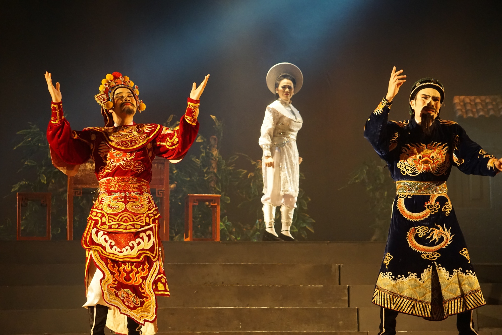 Xem vở hát bội mới "Hiền thần" tại cổng chợ Bình Tây- Ảnh 1. Xem vở hát bội mới "Hiền thần" tại cổng chợ Bình Tây- Ảnh 1.