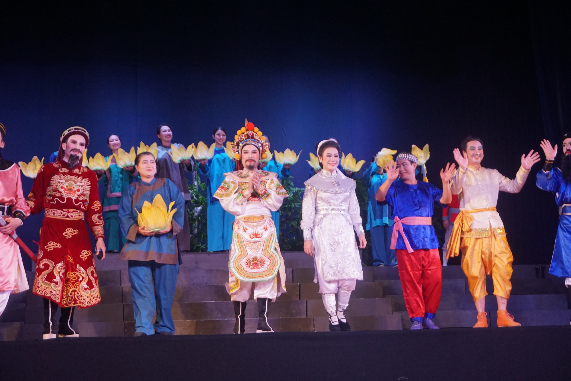 Xem vở hát bội mới "Hiền thần" tại cổng chợ Bình Tây- Ảnh 4. Xem vở hát bội mới "Hiền thần" tại cổng chợ Bình Tây- Ảnh 4.