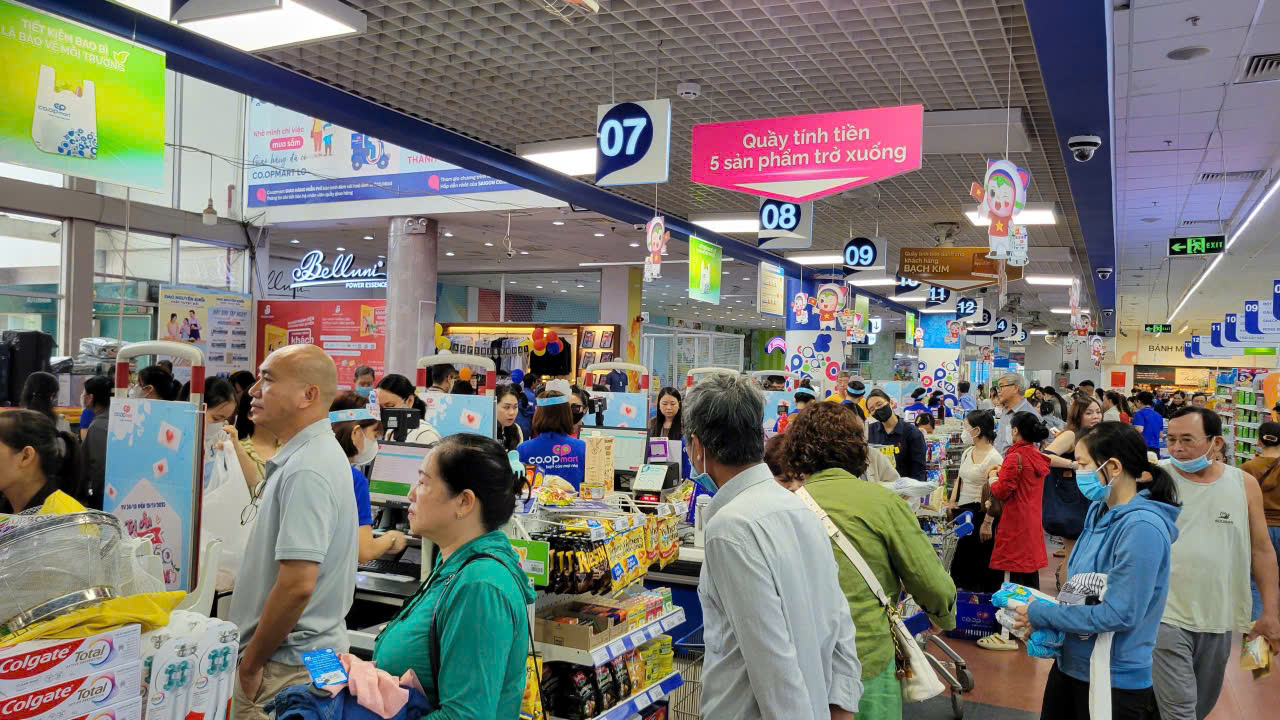 Người dân Gia Lai ùn ùn mua sắm Trước bão số 13 Kalmaegi sắp đổ bộ - Ảnh 1. Người dân Gia Lai ùn ùn mua sắm Trước bão số 13 Kalmaegi sắp đổ bộ - Ảnh 1.