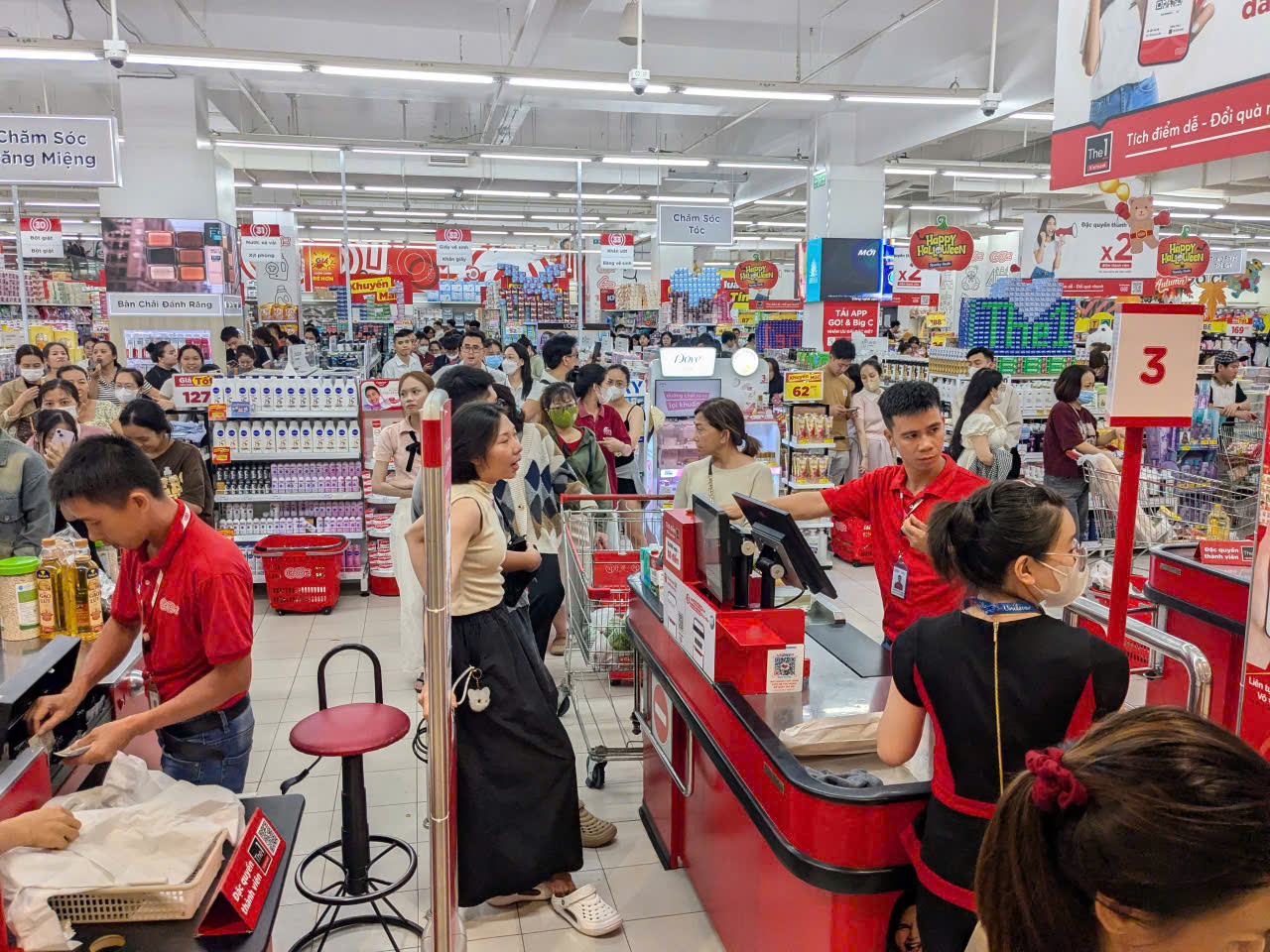 Người dân Gia Lai ùn ùn mua sắm Trước bão số 13 Kalmaegi sắp đổ bộ - Ảnh 3. Người dân Gia Lai ùn ùn mua sắm Trước bão số 13 Kalmaegi sắp đổ bộ - Ảnh 3.