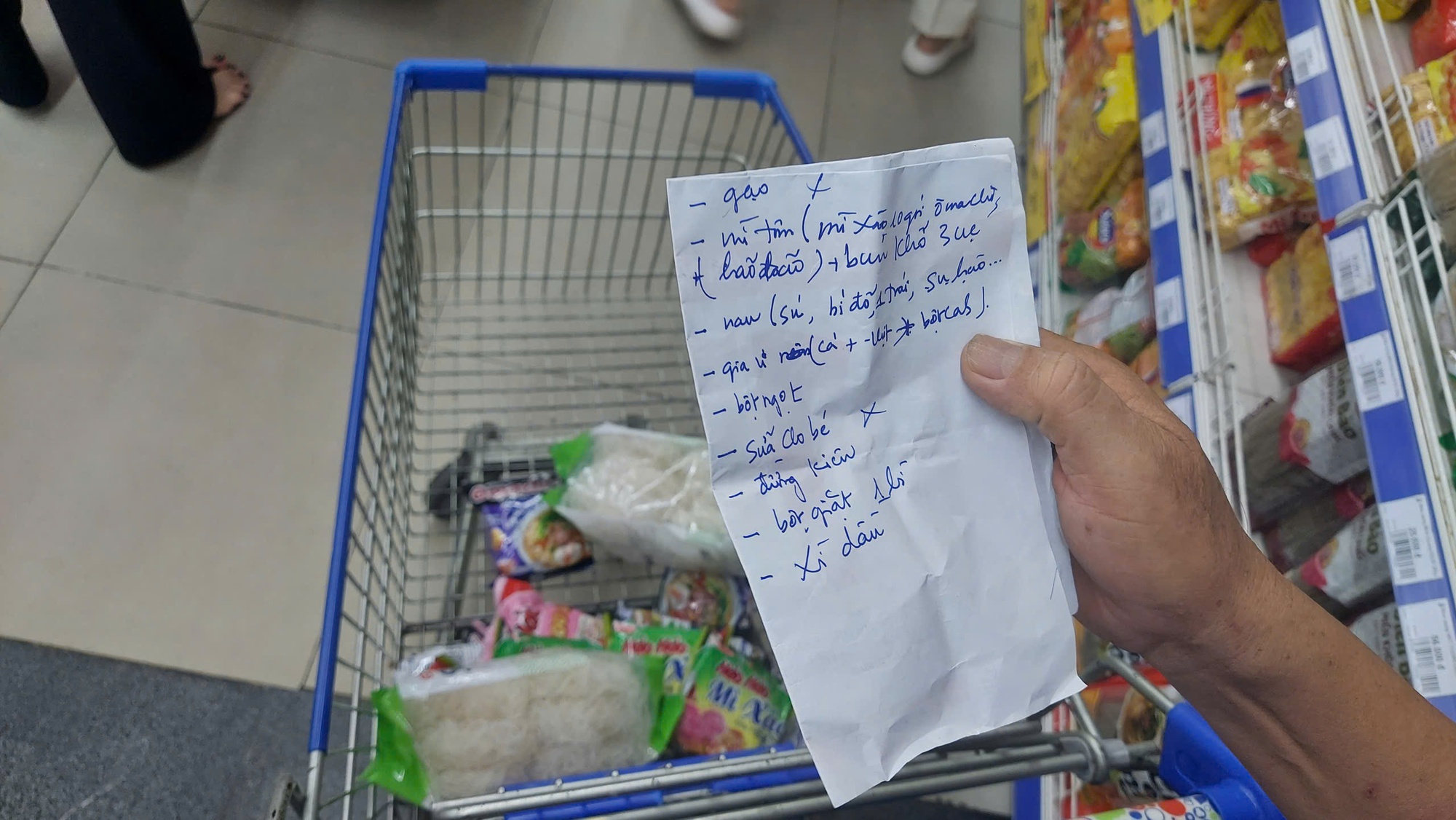 Người dân Gia Lai ùn ùn mua sắm Trước bão số 13 Kalmaegi sắp đổ bộ - Ảnh 2. Người dân Gia Lai ùn ùn mua sắm Trước bão số 13 Kalmaegi sắp đổ bộ - Ảnh 2.