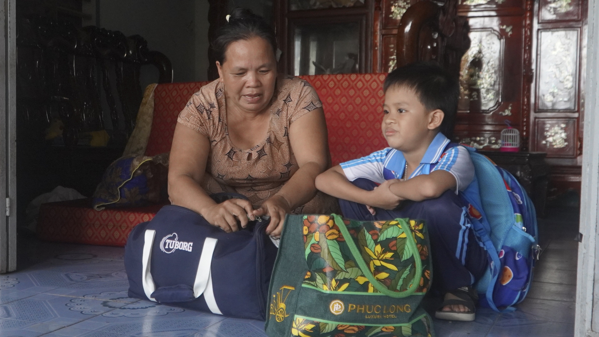 Quảng Ngãi di dời 3.600 người dân ven biển Sa Huỳnh tránh bão Kalmaegi- Ảnh 2. Quảng Ngãi di dời 3.600 người dân ven biển Sa Huỳnh tránh bão Kalmaegi- Ảnh 2.