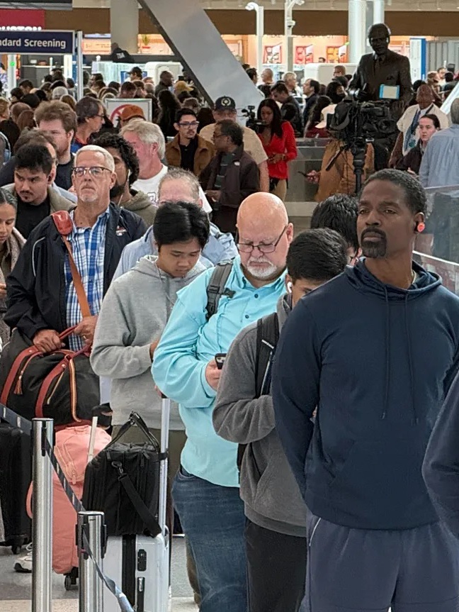 Chính phủ Mỹ tiếp tục đóng cửa, có khả năng giảm 10% số chuyến bay do thiếu nhân viên