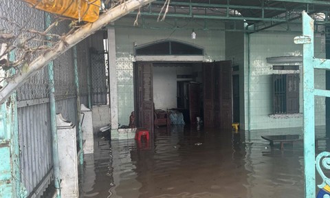 Bão Kalmaegi: Lũ lên rất nhanh trong đêm, hàng trăm nhà dân ngập sâu, nhiều nơi bị cô lập - Ảnh 1.