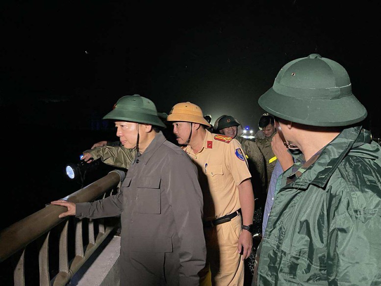 Phó Thủ tướng Trần Hồng Hà thị sát khu vực Quy Nhơn ngay trong đêm sau khi bão số 13 quét qua - Ảnh 2.