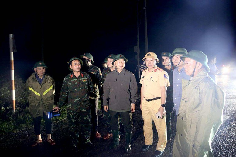 Phó Thủ tướng Trần Hồng Hà thị sát khu vực Quy Nhơn ngay trong đêm sau khi bão số 13 quét qua - Ảnh 4.