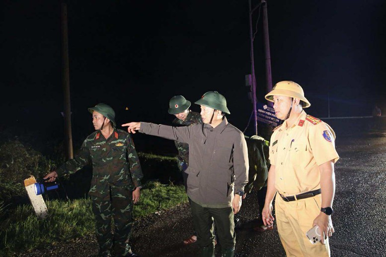 Phó Thủ tướng Trần Hồng Hà thị sát khu vực Quy Nhơn ngay trong đêm sau khi bão số 13 quét qua - Ảnh 3.