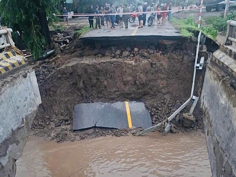 Bão Kalmaegi: Lũ lên rất nhanh trong đêm, hàng trăm nhà dân ngập sâu, nhiều nơi bị cô lập - Ảnh 1.