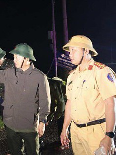 Phó Thủ tướng Trần Hồng Hà thị sát khu vực Quy Nhơn ngay trong đêm sau khi bão số 13 quét qua