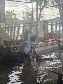 Bão Kalmaegi: Lũ lên rất nhanh trong đêm, hàng trăm nhà dân ngập sâu, nhiều nơi bị cô lập