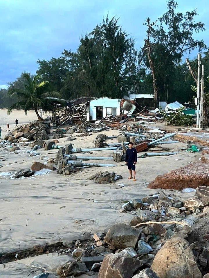 Bão số 13 làm 5 người chết, 2.593 nhà bị hư hỏng, tốc mái, 9 tàu bị chìm