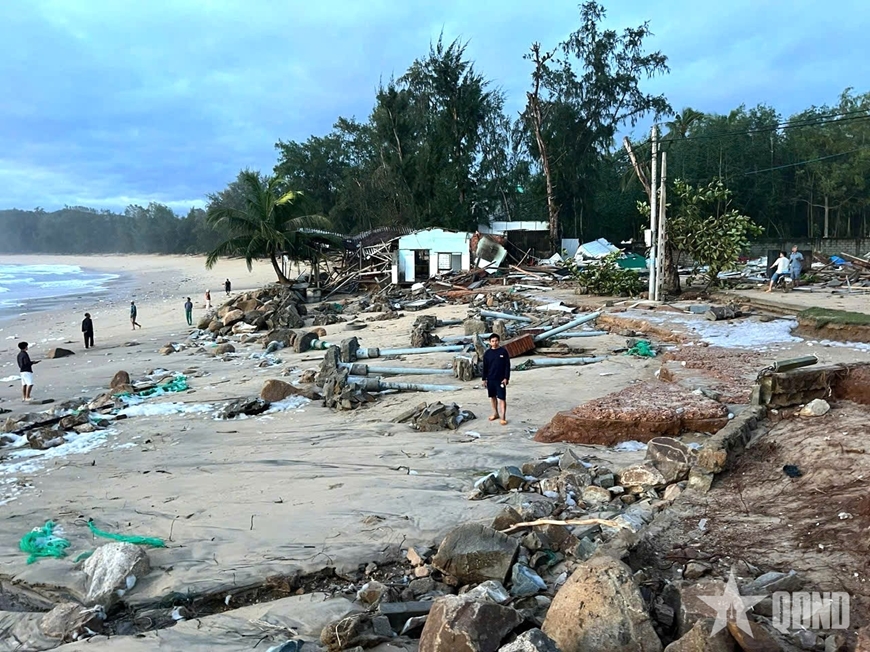 Bão số 13 làm 5 người chết, 2.593 nhà bị hư hỏng, tốc mái, 9 tàu bị chìm - Ảnh 1.