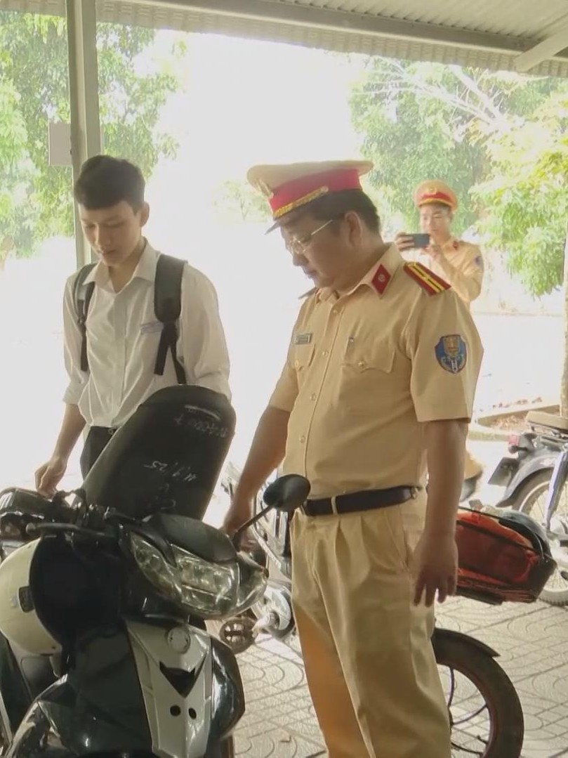 Kiểm tra, nhắc nhở học sinh chấp hành luật giao thông