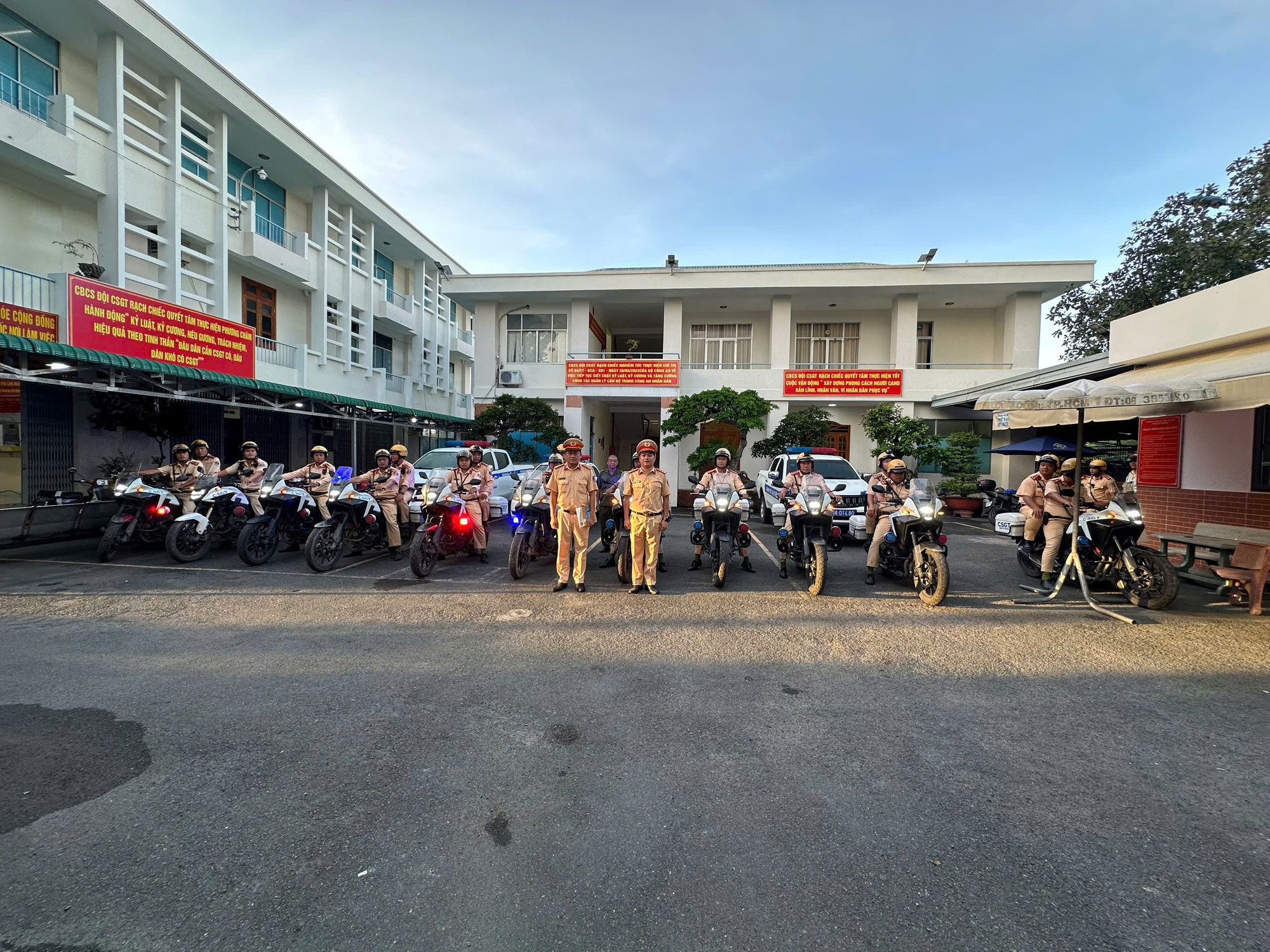 TP. Hồ Chí Minh: Đột kích lò "độ chế" xe quy mô lớn ở Dĩ An - Ảnh 1.