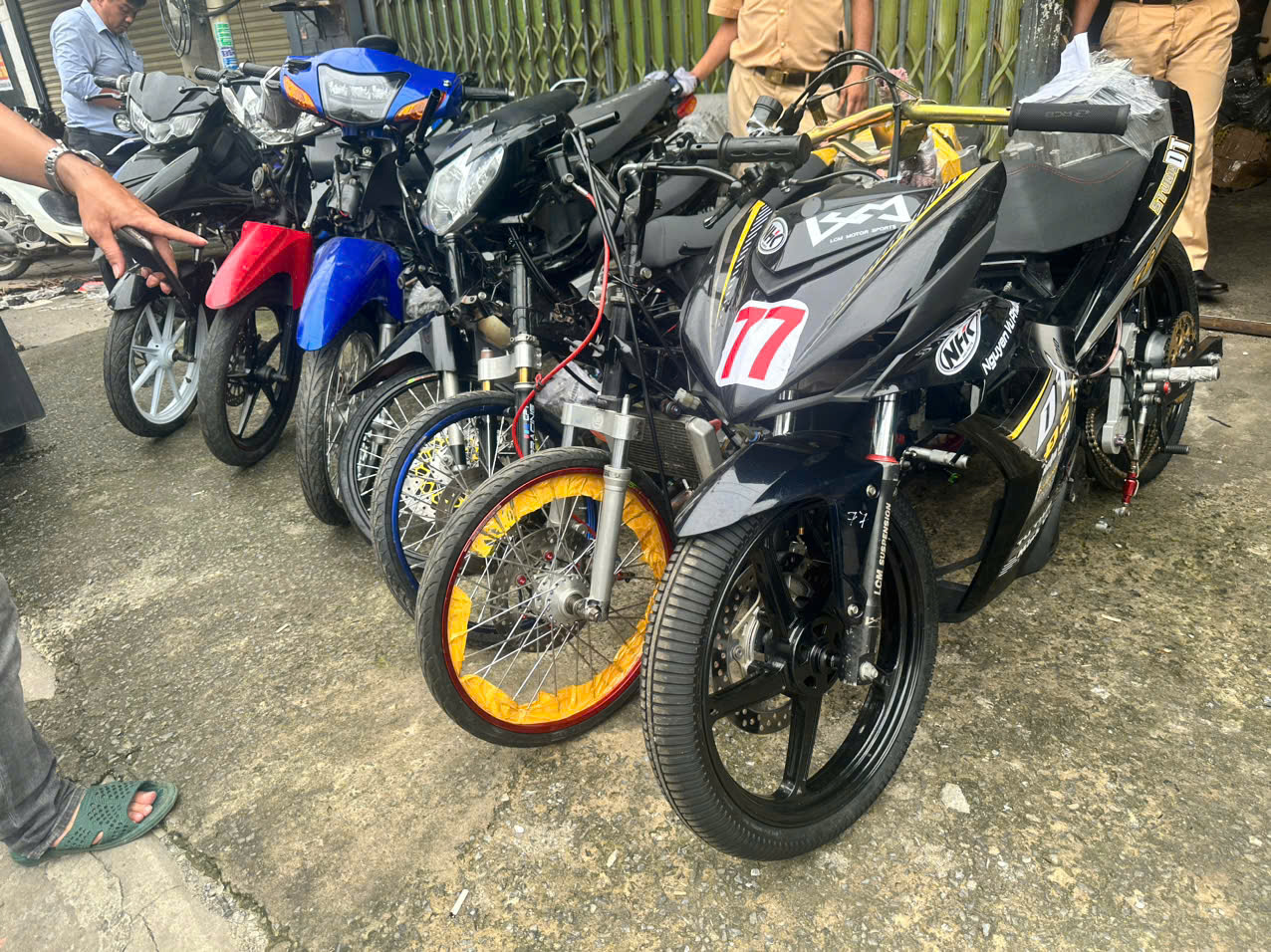 TP. Hồ Chí Minh: Đột kích lò "độ chế" xe quy mô lớn ở Dĩ An - Ảnh 2.