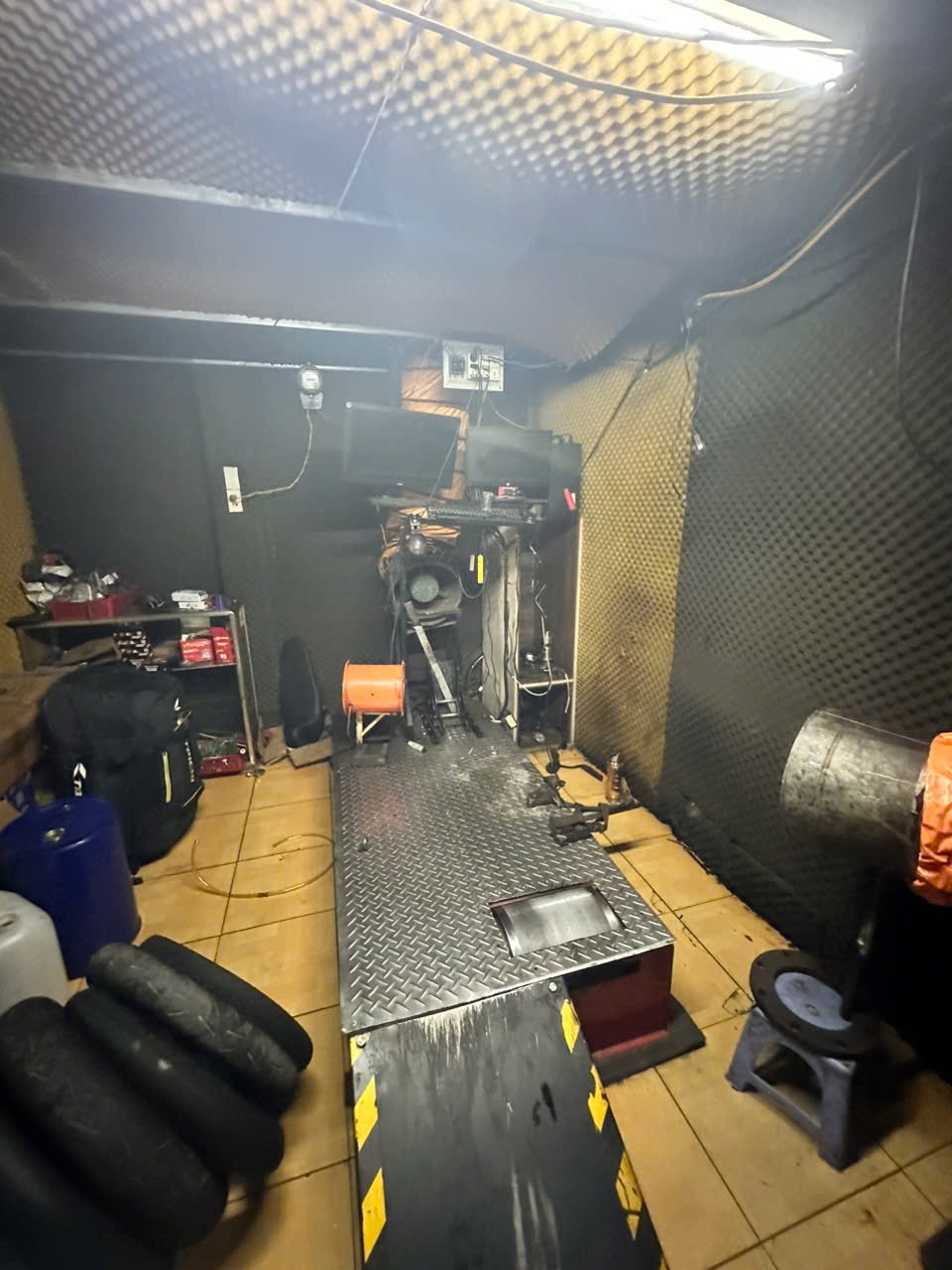 TP. Hồ Chí Minh: Đột kích lò "độ chế" xe quy mô lớn ở Dĩ An - Ảnh 5.