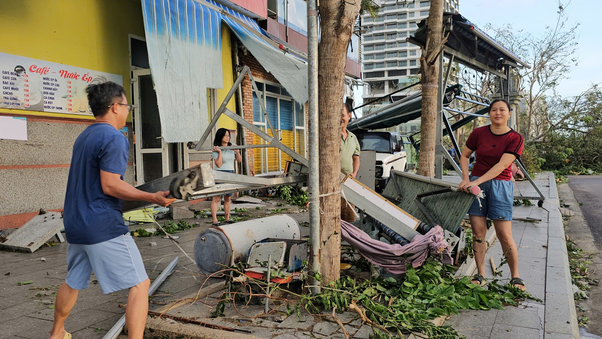 Thiệt hại nặng nề sau Bão số 13 tại gia Lai , người dân khốn khó - Ảnh 6. Thiệt hại nặng nề sau Bão số 13 tại gia Lai , người dân khốn khó - Ảnh 6.