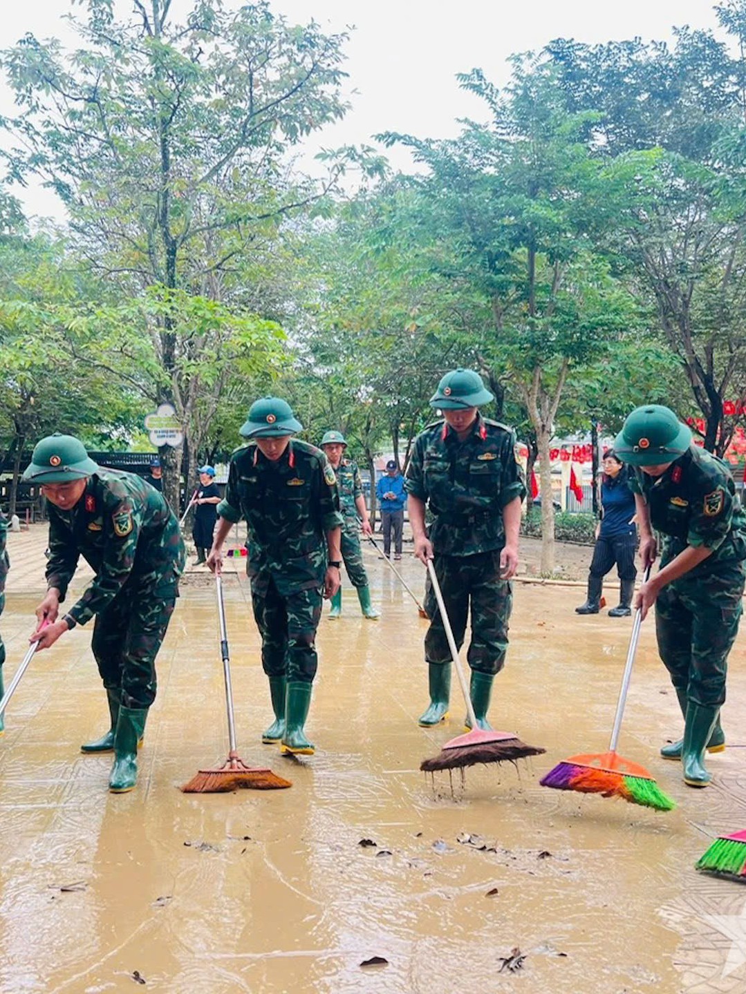 Trung đoàn 6 (Bộ CHQS TP. Huế) khẩn trương dọn lũ, giúp dân sớm ổn định cuộc sống