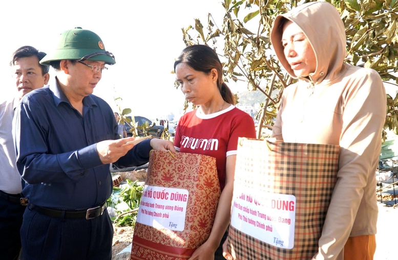 Phó Thủ tướng Hồ Quốc Dũng thăm, tặng quà người dân Gia Lai bị ảnh hưởng do bão số 13- Ảnh 2.