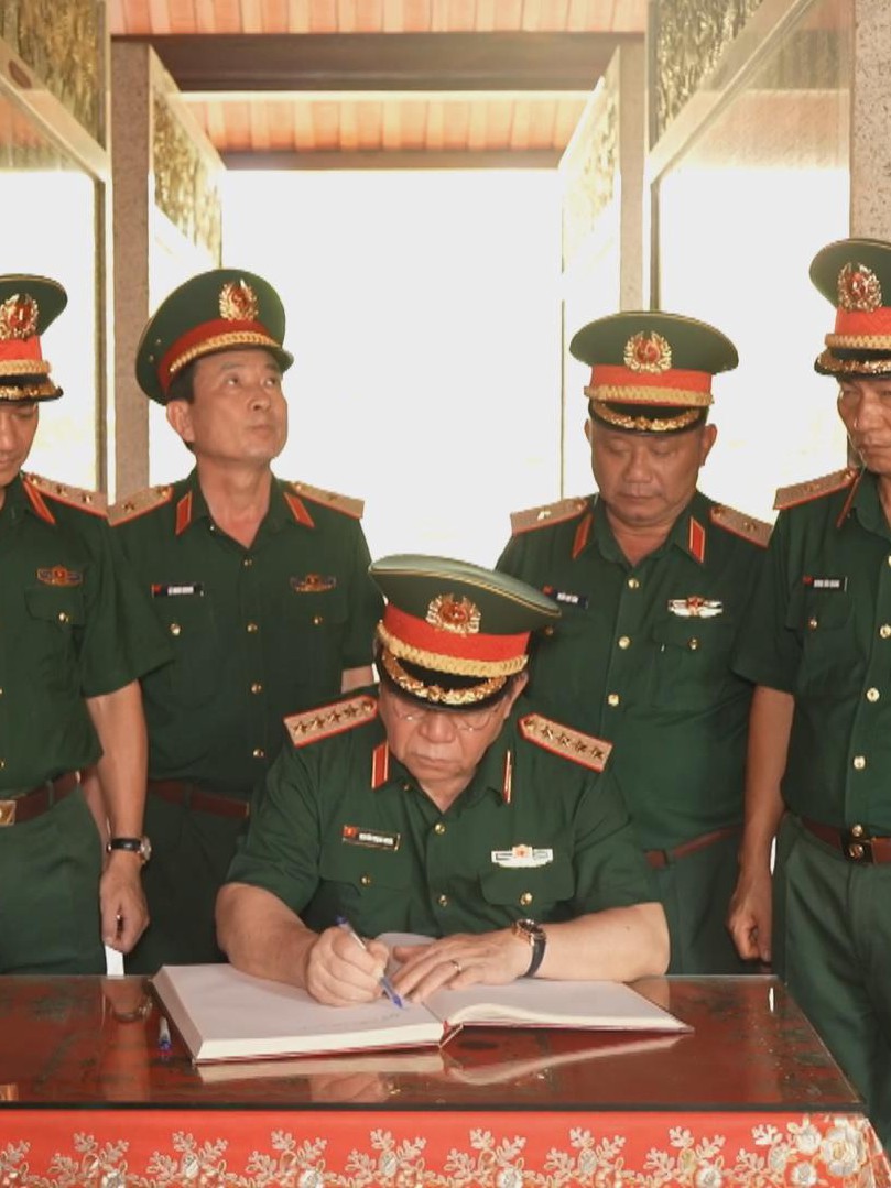 Đại tướng Nguyễn Trọng Nghĩa tưởng nhớ các liệt sĩ Quân đoàn 34