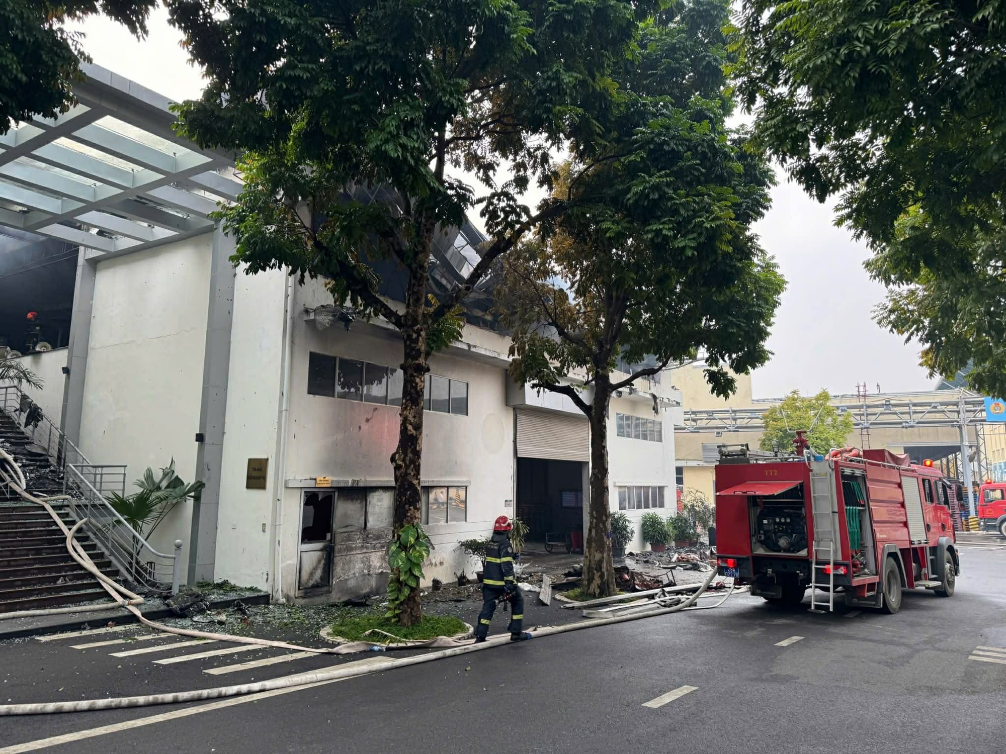 Cháy tại Nhà máy bia Hà Nội, cột khói đen bốc ngùn ngụt - Ảnh 2. cháy - Ảnh 2.