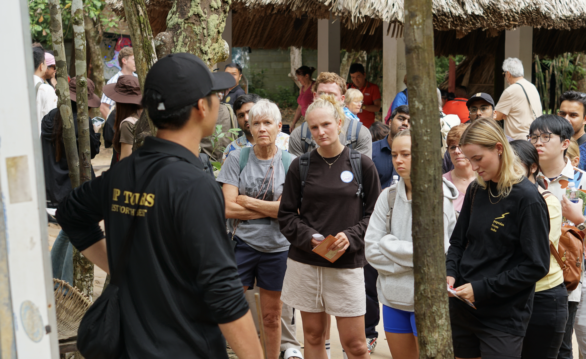 Khách Tây chăm chú nghe hướng dẫn viên kể chuyện ở địa đạo Củ Chi - Ảnh 2.