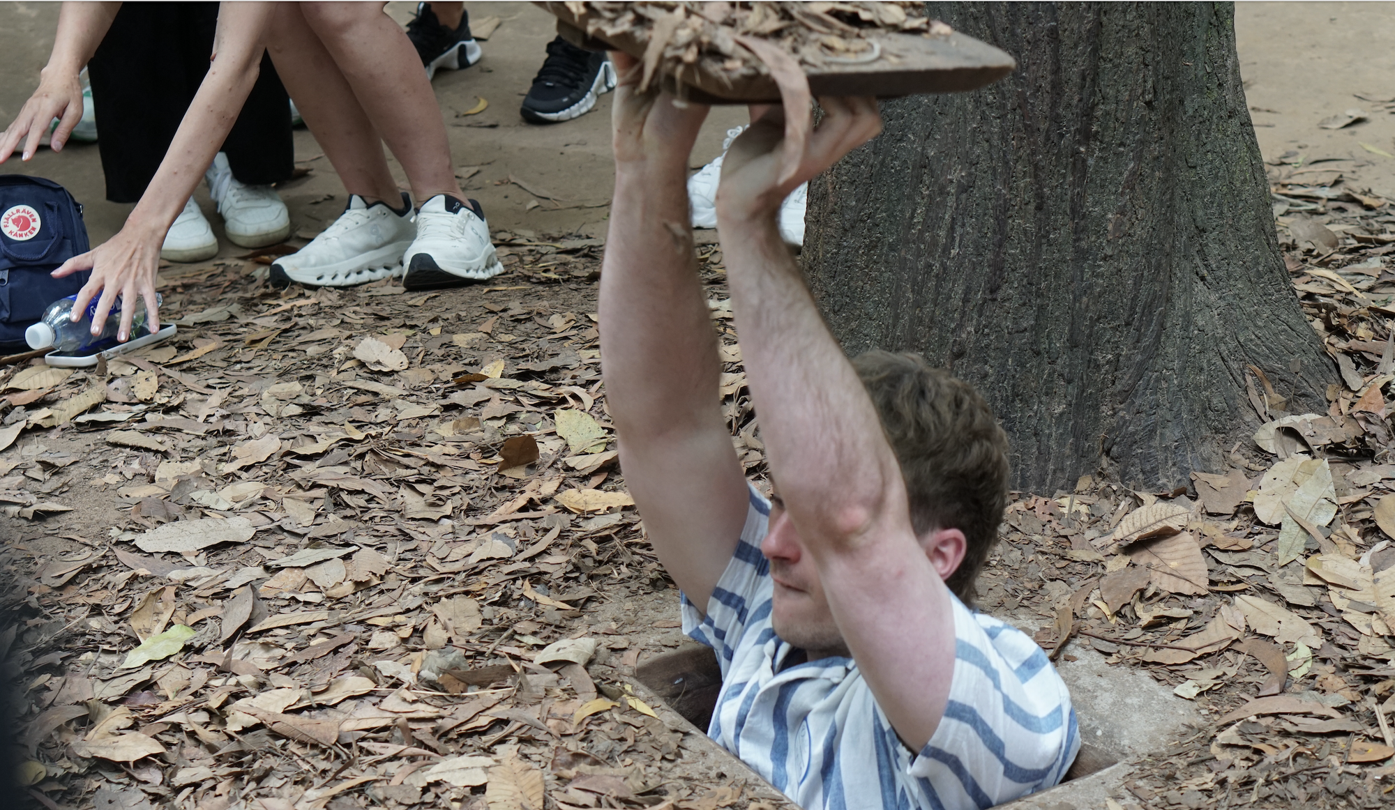 Khách Tây chăm chú nghe hướng dẫn viên kể chuyện ở địa đạo Củ Chi - Ảnh 3.