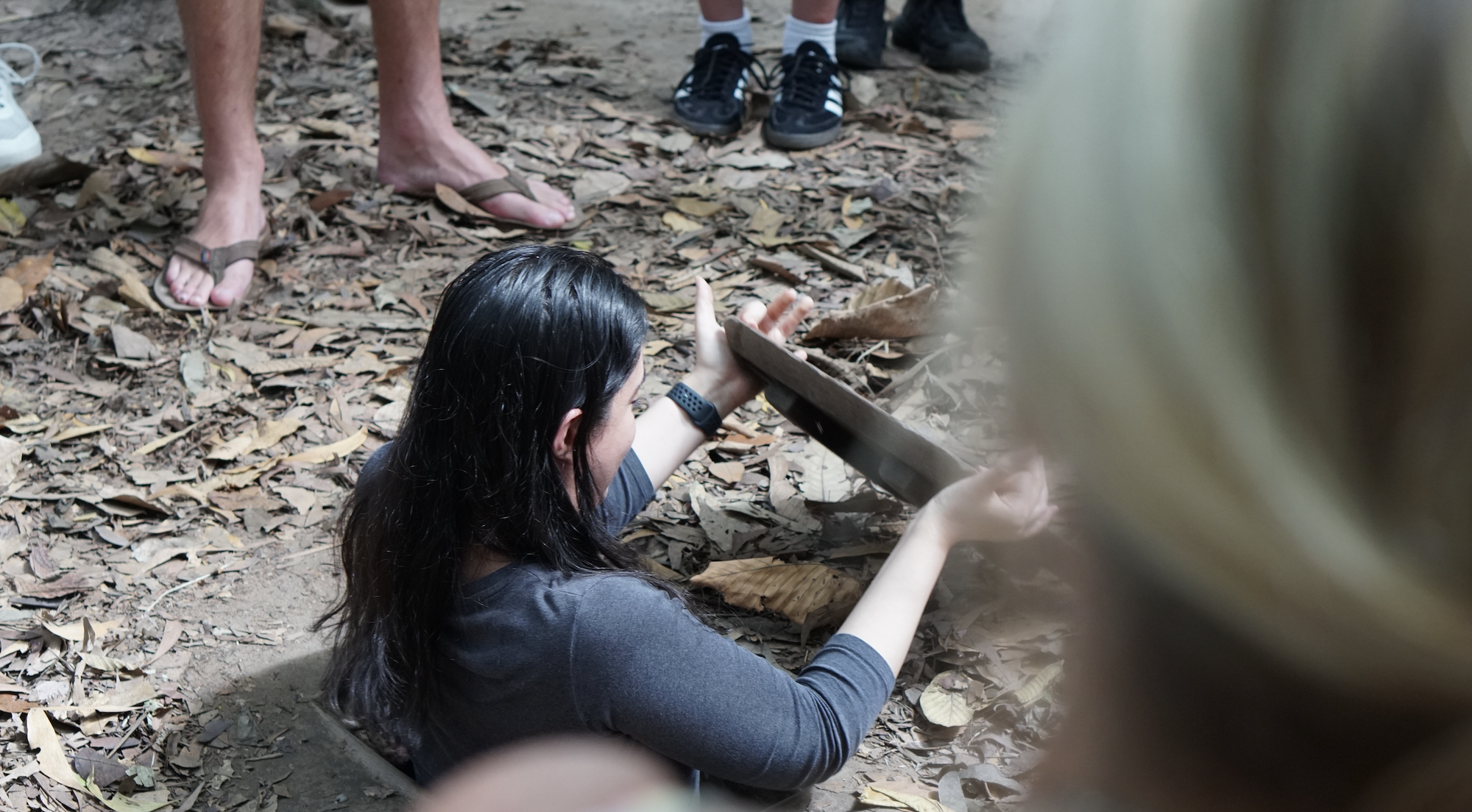 Khách Tây chăm chú nghe hướng dẫn viên kể chuyện ở địa đạo Củ Chi - Ảnh 5.