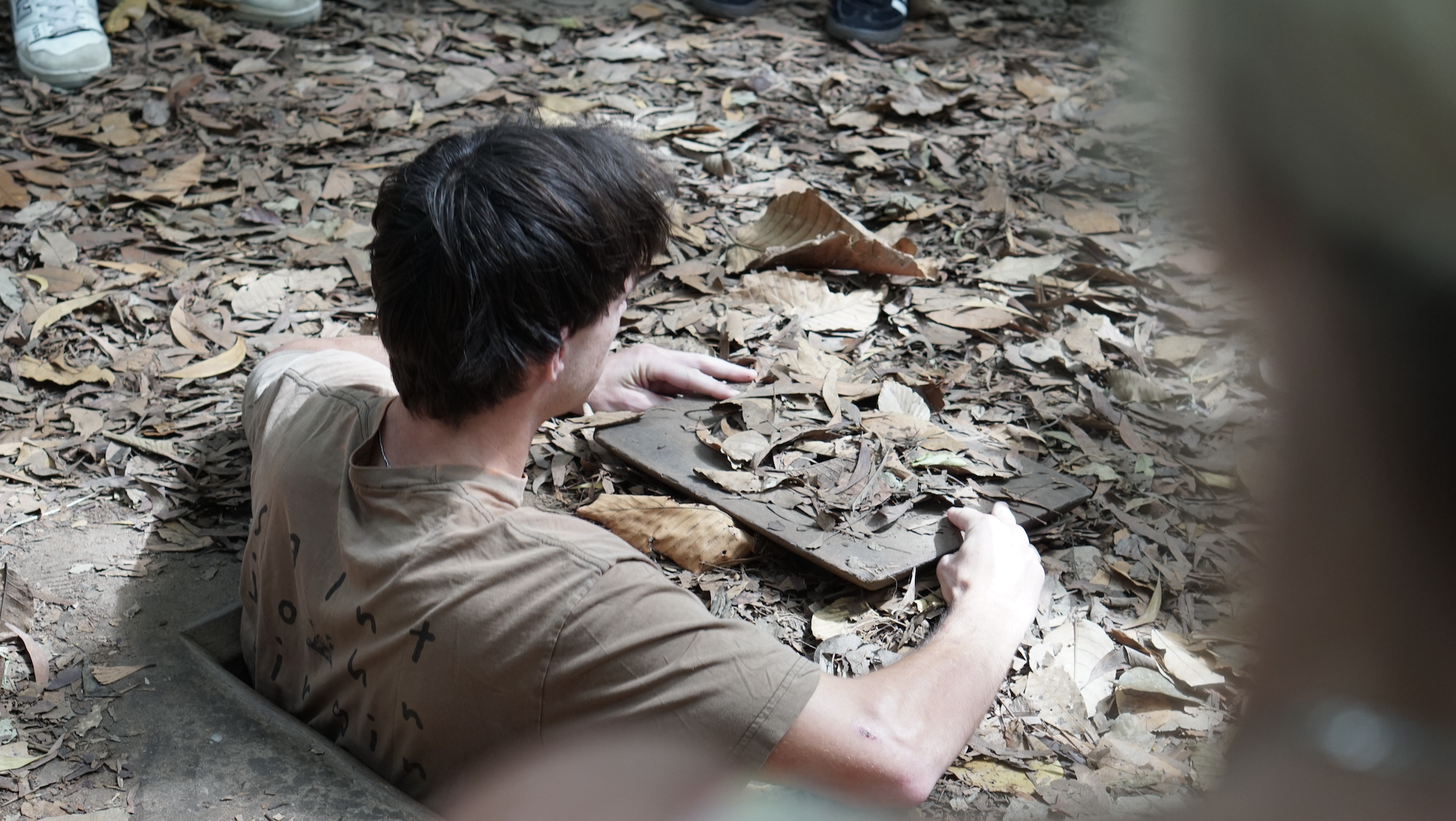 Khách Tây chăm chú nghe hướng dẫn viên kể chuyện ở địa đạo Củ Chi - Ảnh 4.