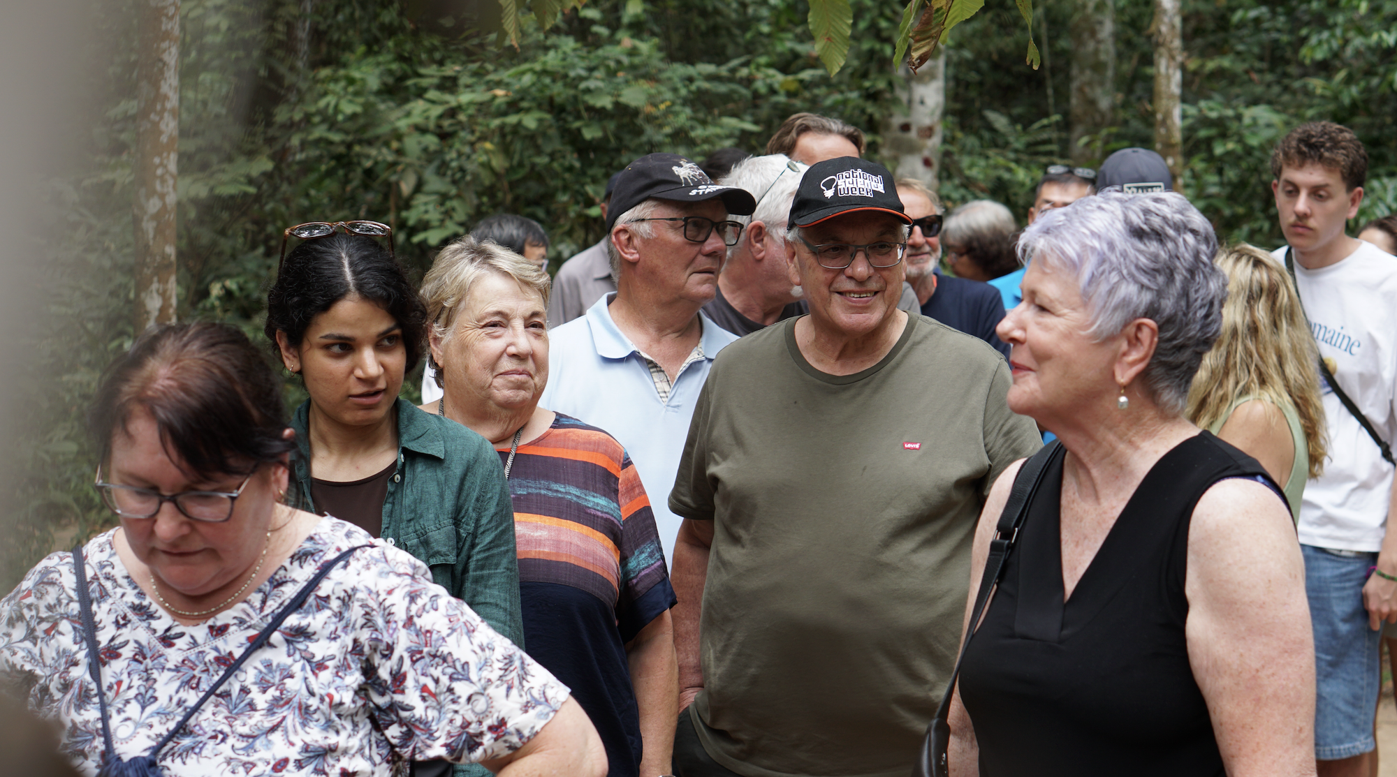 Khách Tây chăm chú nghe hướng dẫn viên kể chuyện ở địa đạo Củ Chi - Ảnh 11.