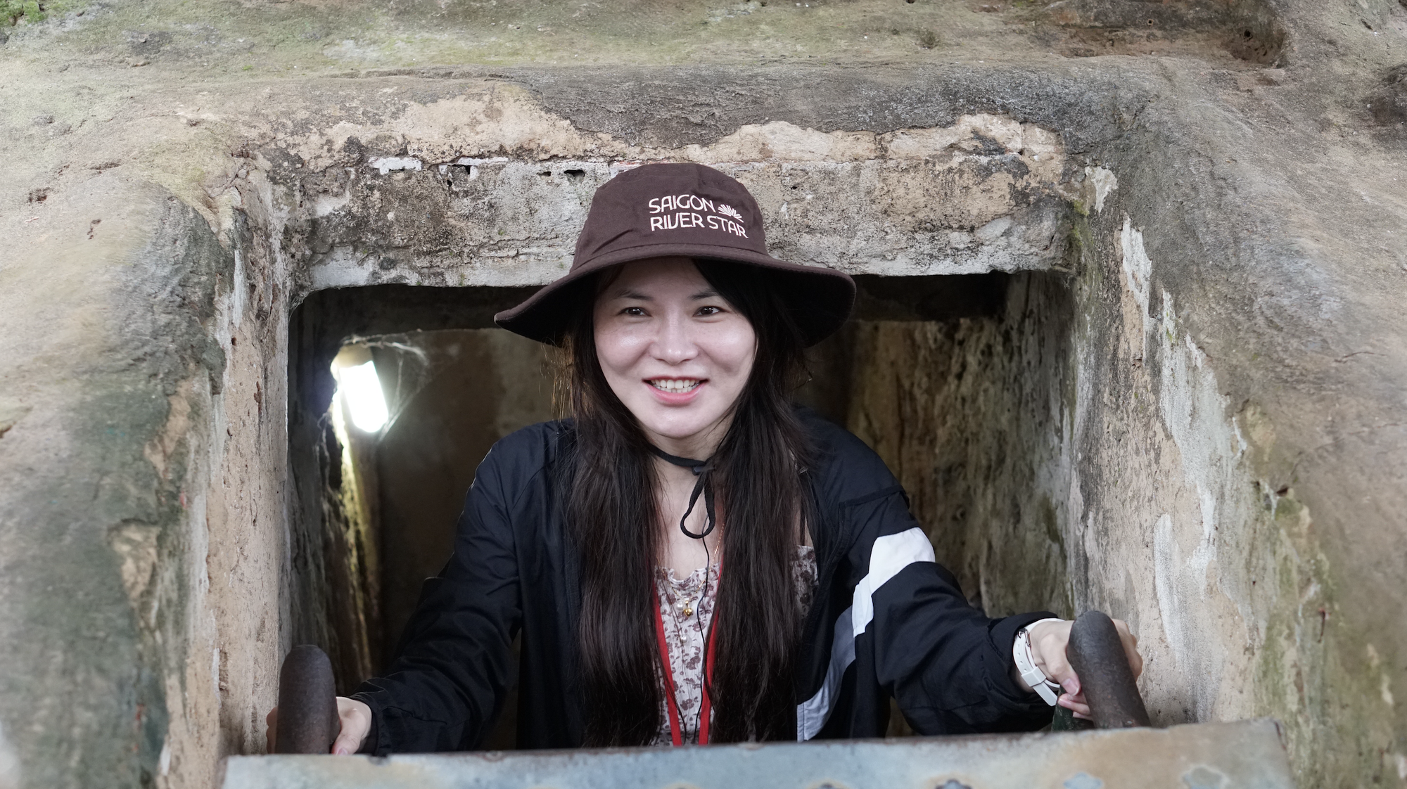 Khách Tây chăm chú nghe hướng dẫn viên kể chuyện ở địa đạo Củ Chi - Ảnh 8.