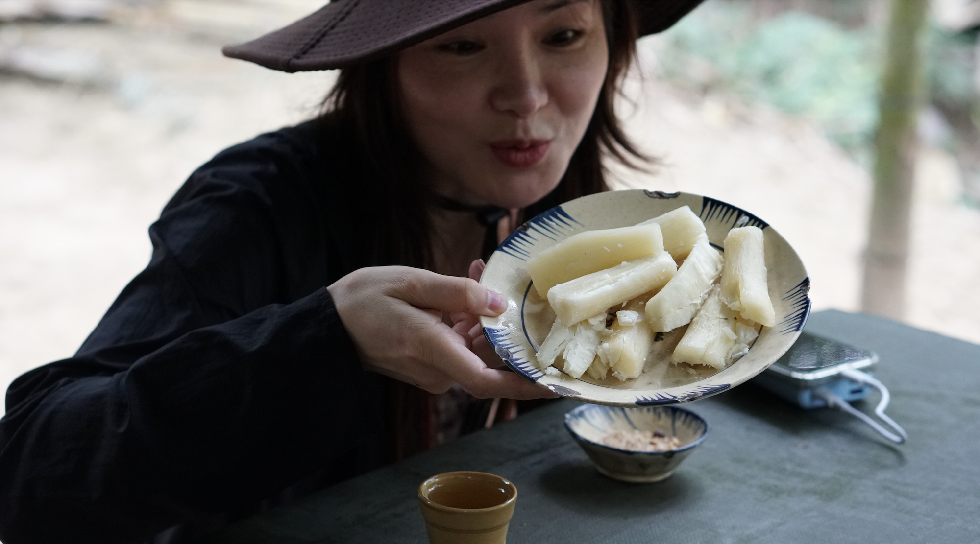 Khách Tây chăm chú nghe hướng dẫn viên kể chuyện ở địa đạo Củ Chi - Ảnh 7.