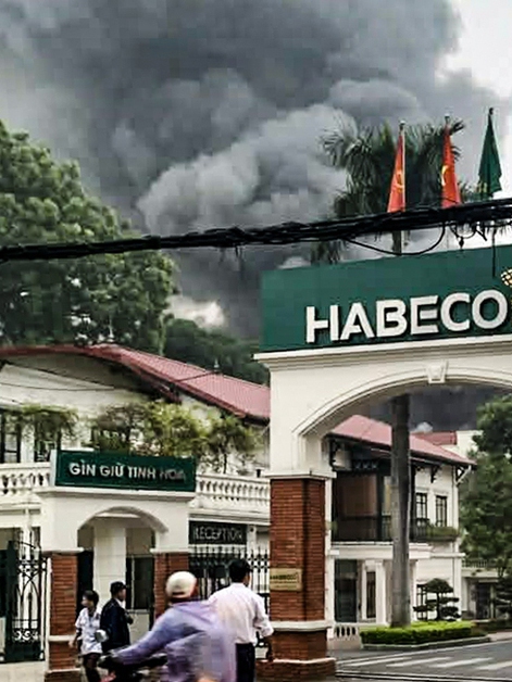 Cháy tại Nhà máy bia Hà Nội, cột khói đen bốc ngùn ngụt