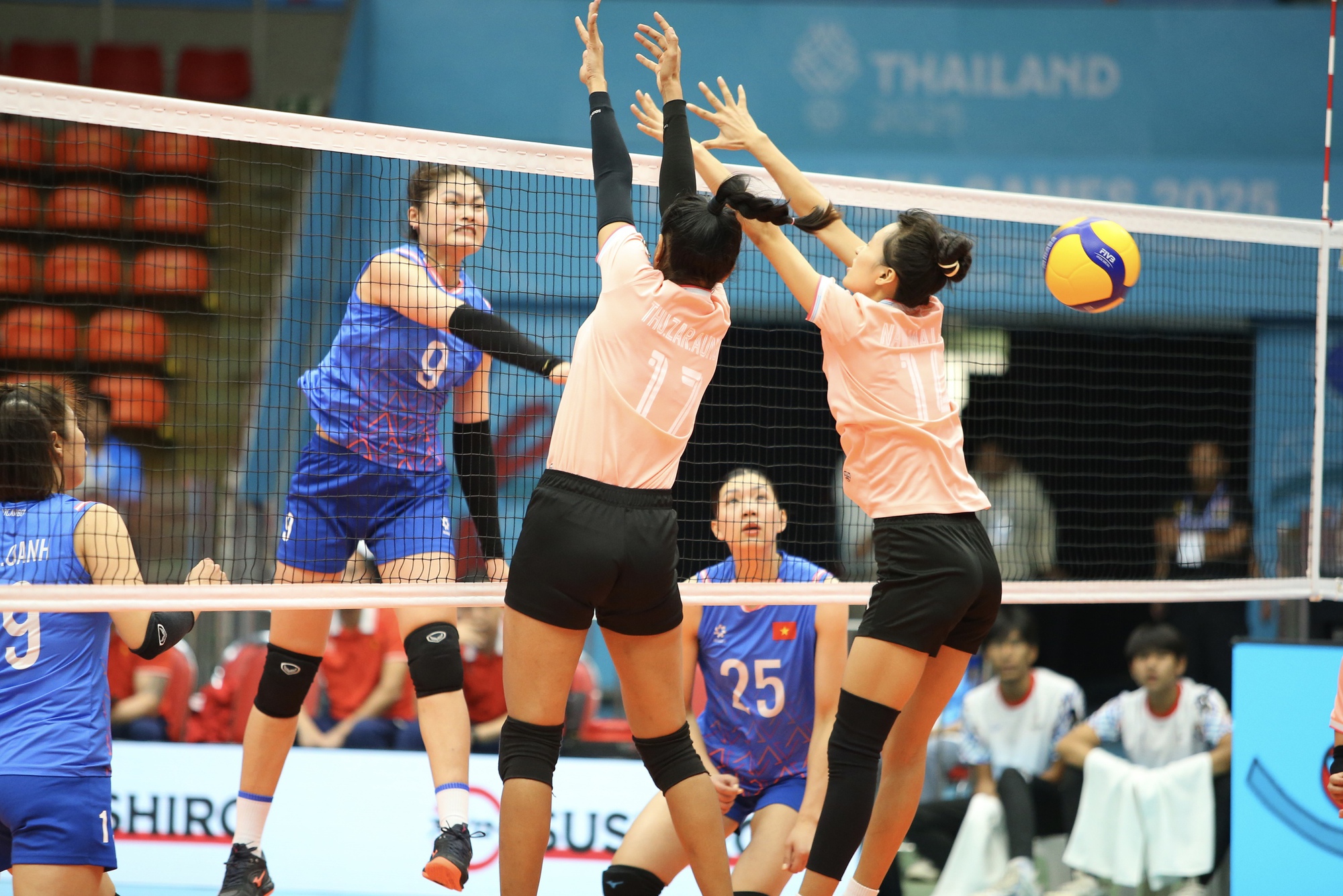 Sao Thanh Thúy dự bị, bóng chuyền nữ Việt Nam vẫn dễ dàng đè bẹp Myanmar- Ảnh 3. Sao Thanh Thúy dự bị, bóng chuyền nữ Việt Nam vẫn dễ dàng đè bẹp Myanmar- Ảnh 3.