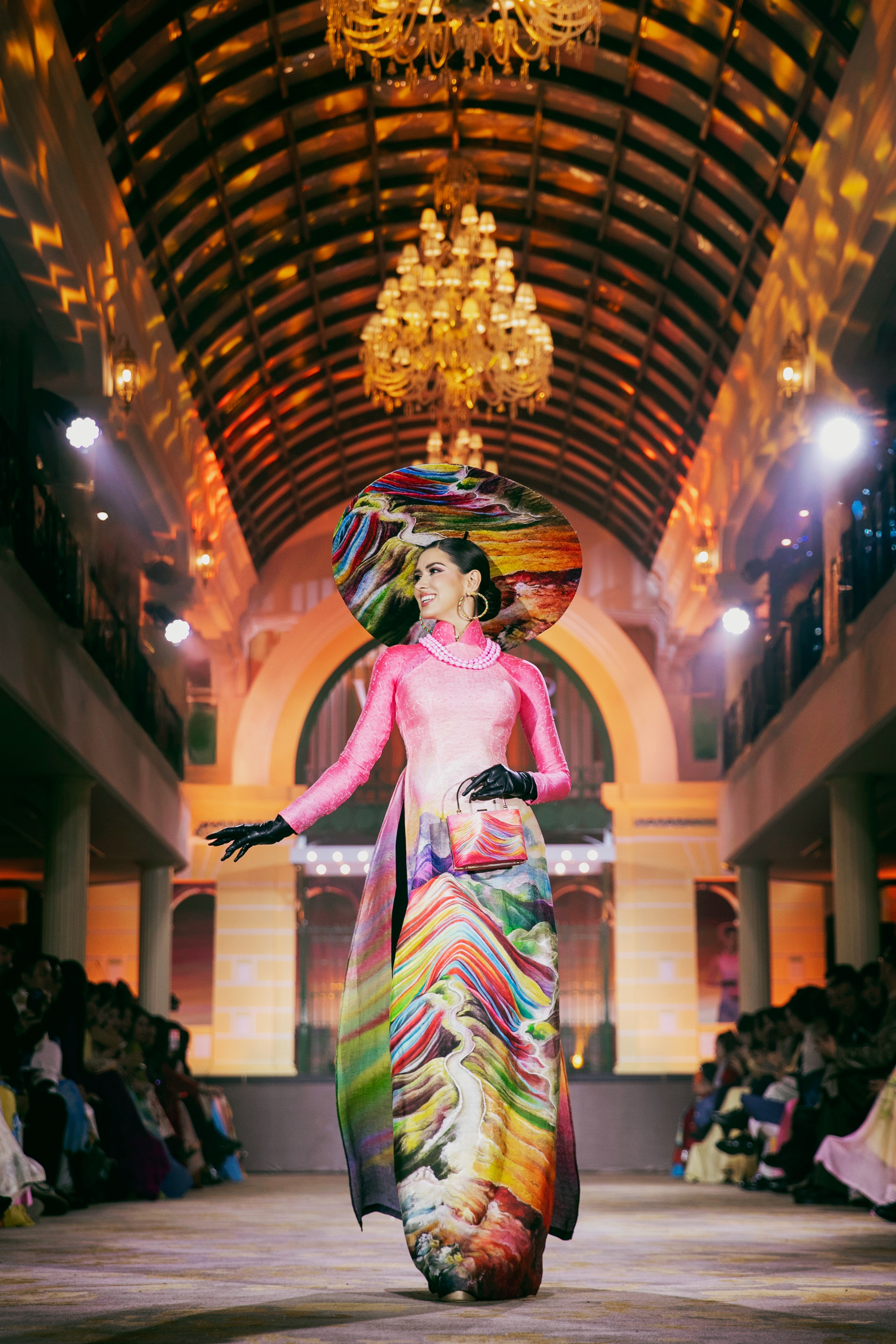 73 hoa hậu quốc tế diễn áo dài trên du thuyền giữa sông Sài Gòn - Ảnh 6. áo dài - Ảnh 6.