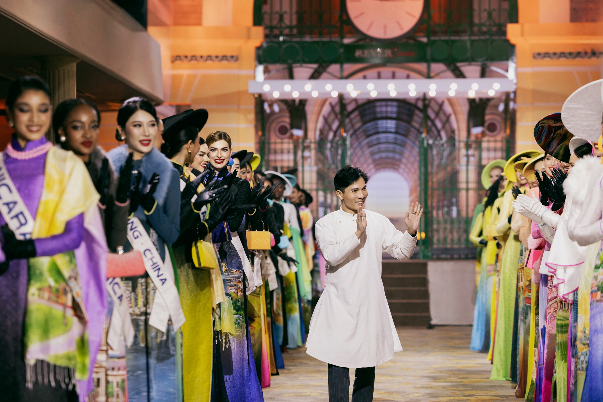 73 hoa hậu quốc tế diễn áo dài trên du thuyền giữa sông Sài Gòn - Ảnh 7. áo dài - Ảnh 7.