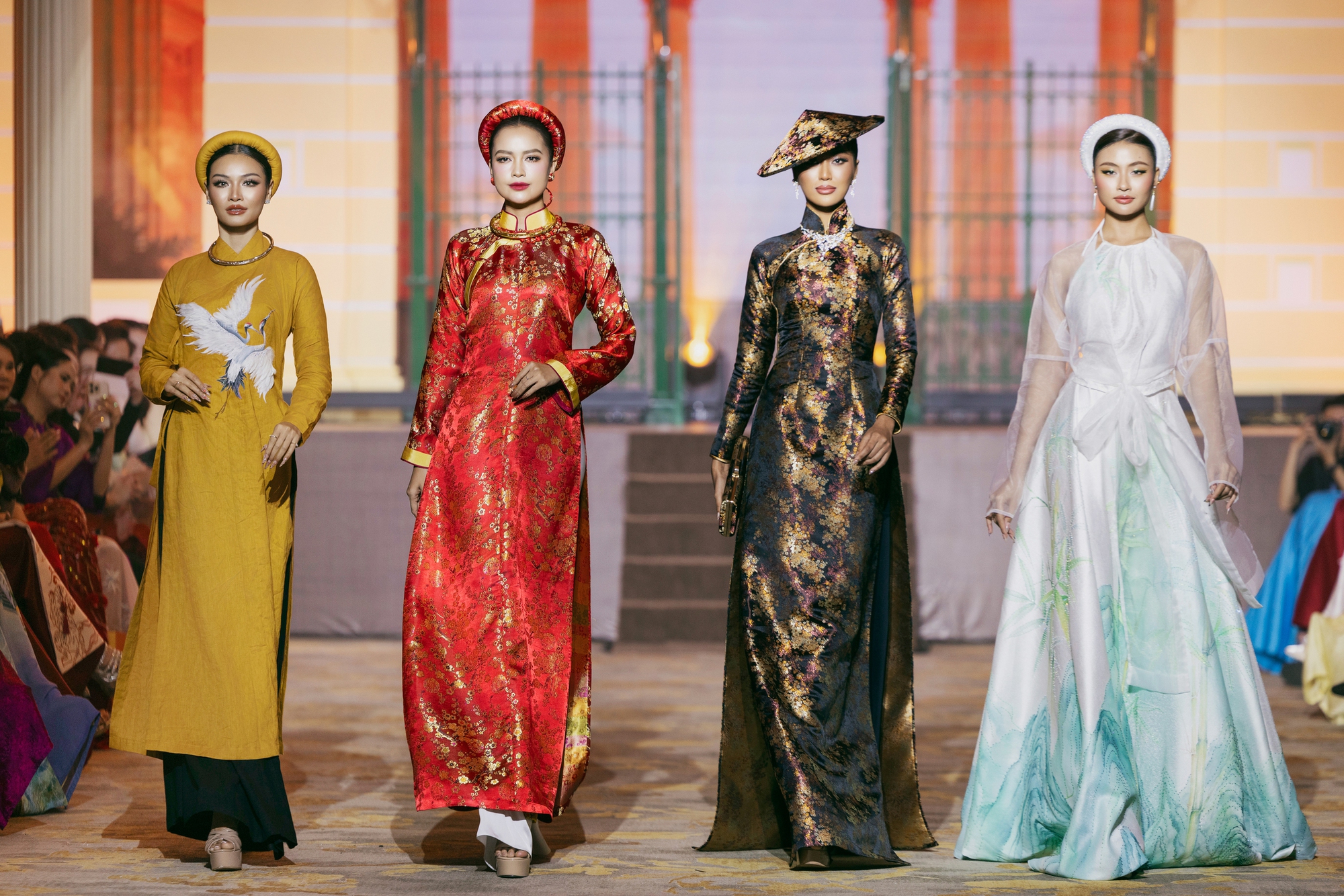 73 hoa hậu quốc tế diễn áo dài trên du thuyền giữa sông Sài Gòn - Ảnh 9. áo dài - Ảnh 9.